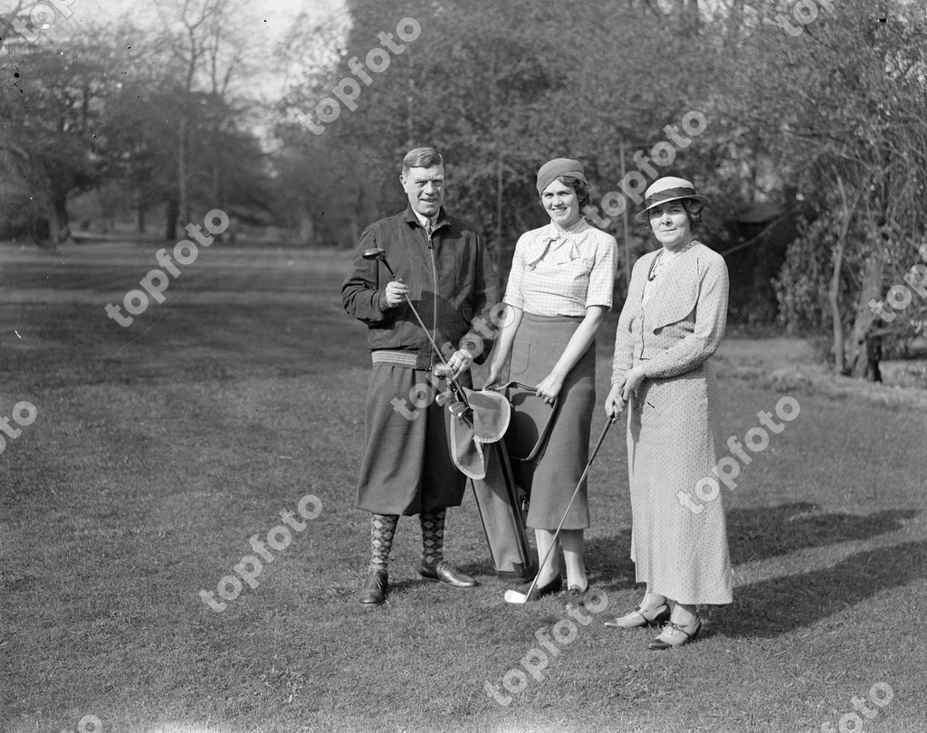 Family playing Golf - TopFoto