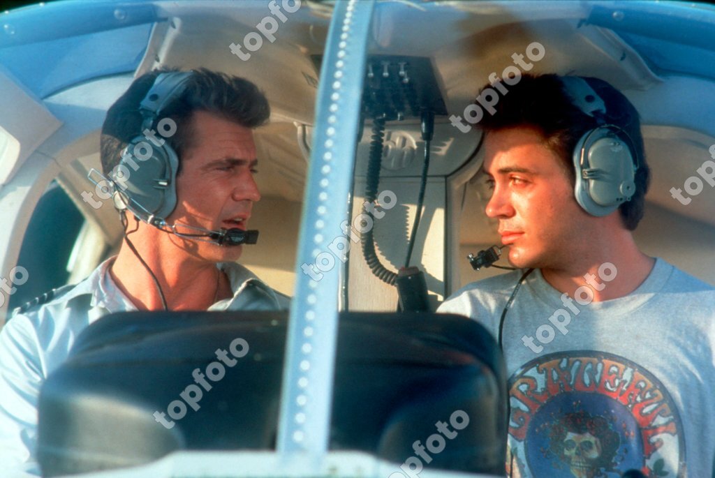 Gene Ryack (Mel Gibson,I.) and Billy Covington (Robert Downey, Jr ...