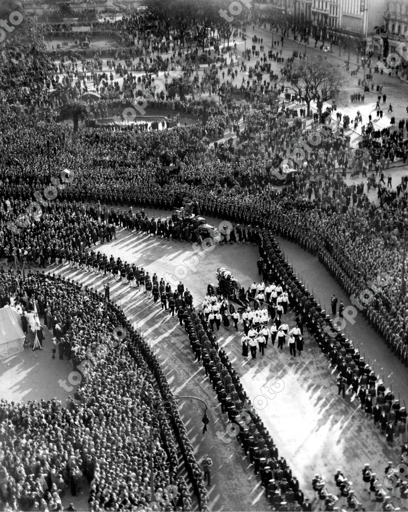 The funeral cortege of Eva Peron. Buenos Aires. 10th August 1952. Peron ...