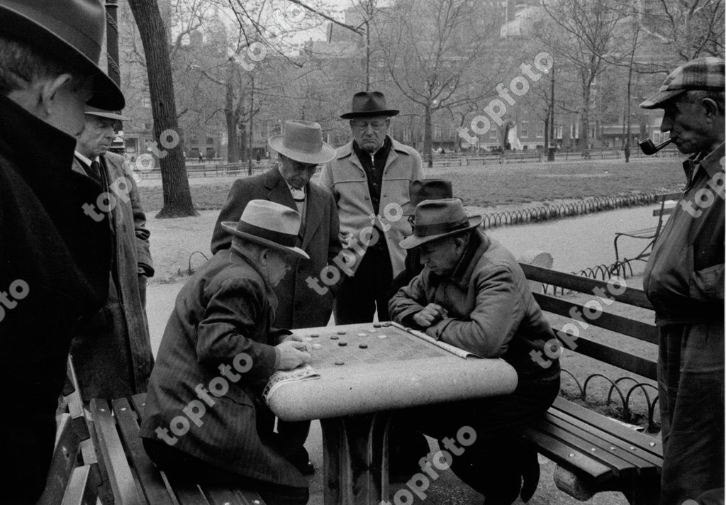 a-past-time-of-playing-a-game-of-draughts-in-the-park-topfoto