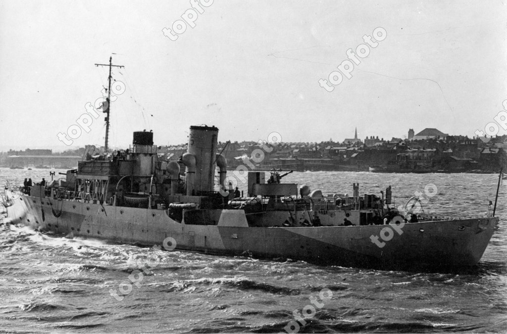 HMS Columbine ( K94 ) Royal Navy flower - class corvette , port side ...