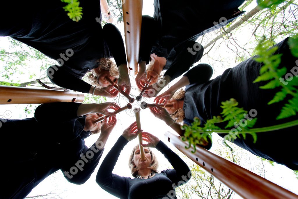 Fontanella Recorder Quintet Photoshoot On Location L R Kati Boosey Rebecca Austen Brown Sarah Humphrys Lou Bradbury Annabel Knight May 2014 Credit Robert Piwko Arenapal Www Arenapal Com Topfoto