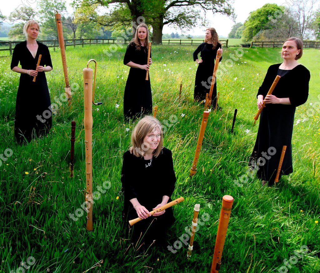 Fontanella Recorder Quintet Photoshoot On Location L R Kati Boosey Rebecca Austen Brown Sarah Humphrys Lou Bradbury Annabel Knight Kneeling May 2014 Credit Robert Piwko Arenapal Www Arenapal Com Topfoto