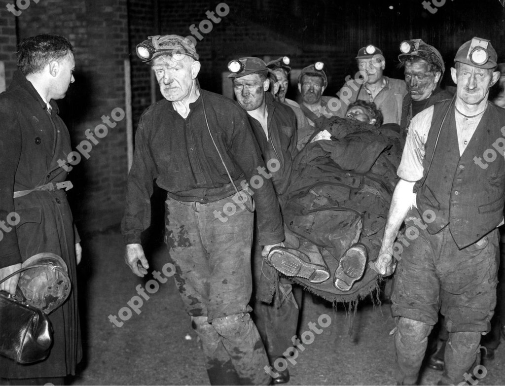 Auchengeich Colliery in Chryston, Lanarkshire September 1959. Coal ...