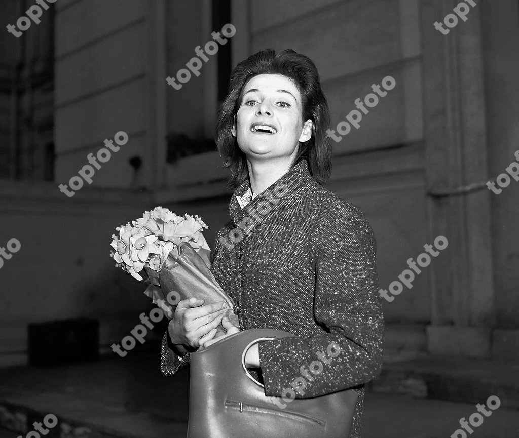 Actress Adrienne Corrie holding a bunch of flowers April 1956 - TopFoto