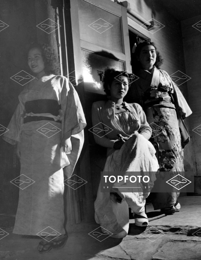 Japan / USA: Japanese prostitutes outside a brothel, c. 1945. During the  American occupation of Japan (1945-1951) thousands of Japanese sex workers  fraternized with American soldiers - Topfoto Image Archive