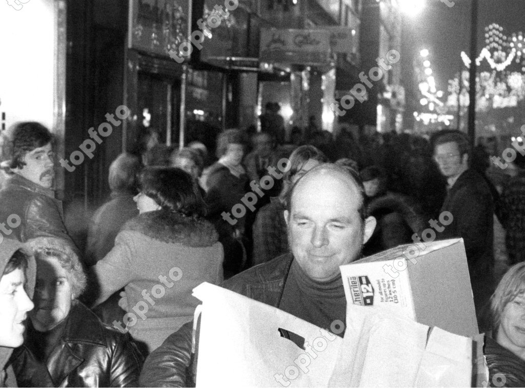 christmas-shoppers-on-a-sunday-in-argyle-street-glasgow-12th-december