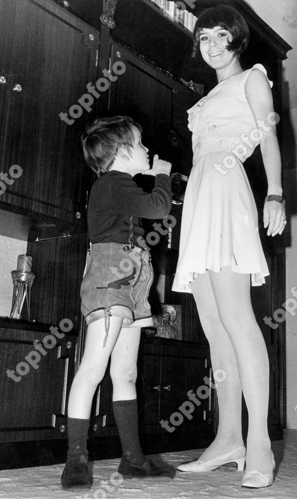 Schlager singer Alexandra (Doris Nefedov, 1942-1969) with her son ...