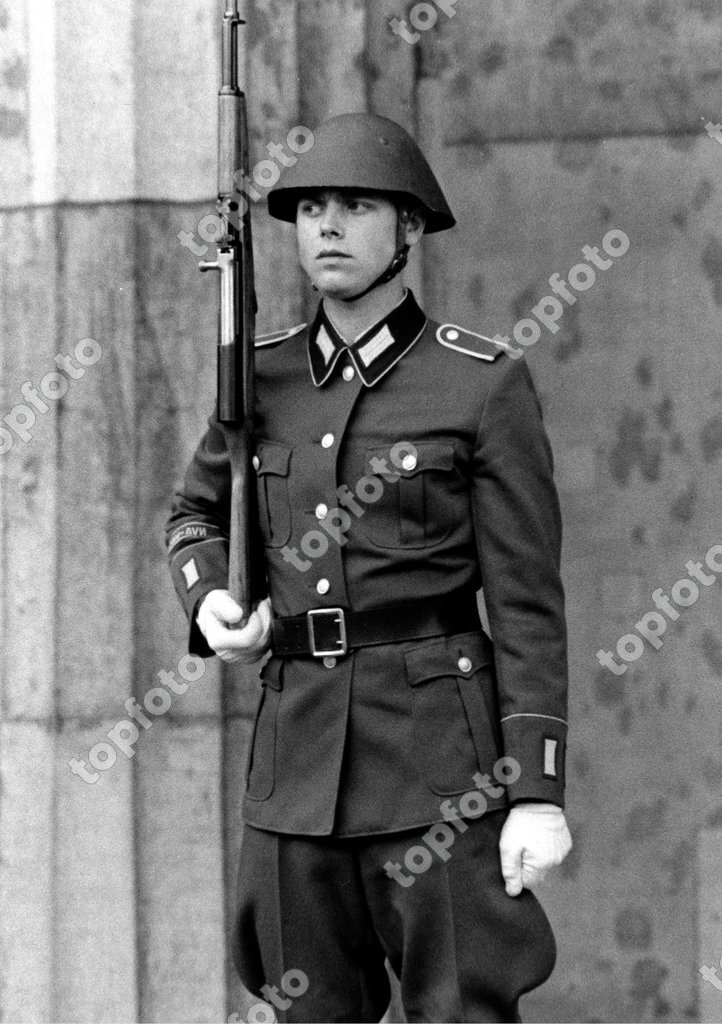 Guard of the GDR army in front of the Neue Wache on the boulevard ...