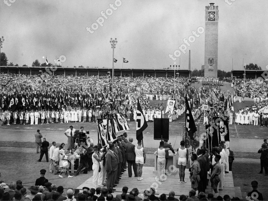 Reich Sports Leader Hans von Tschammer und Osten (at the lectern ...