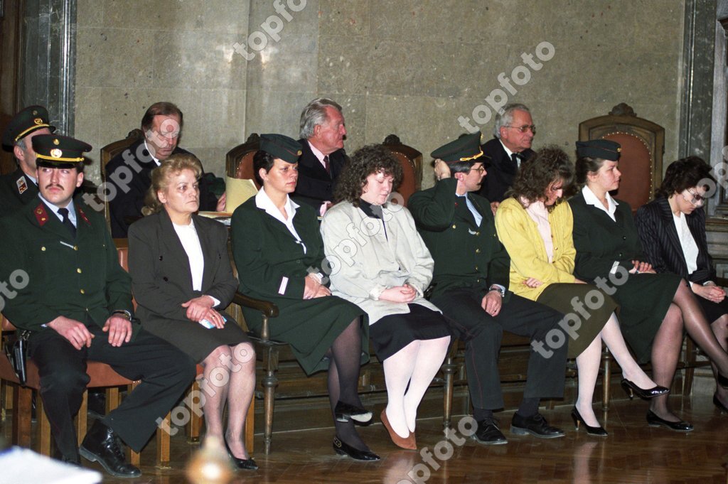 Lainz trial (murder trial against the > Angels of Death of Lainz <) in the  Vienna Regional Court. With the accused nurse Irene Leidolf. 28 February  1991. Photograph. - TopFoto