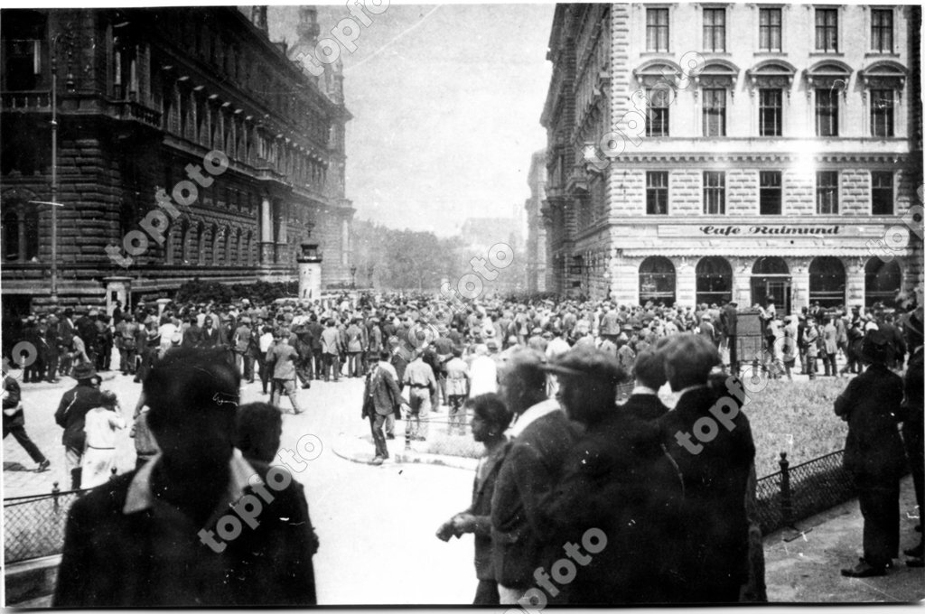 July Revolt, crowd in front of the law courts, 15.07.1927 - TopFoto