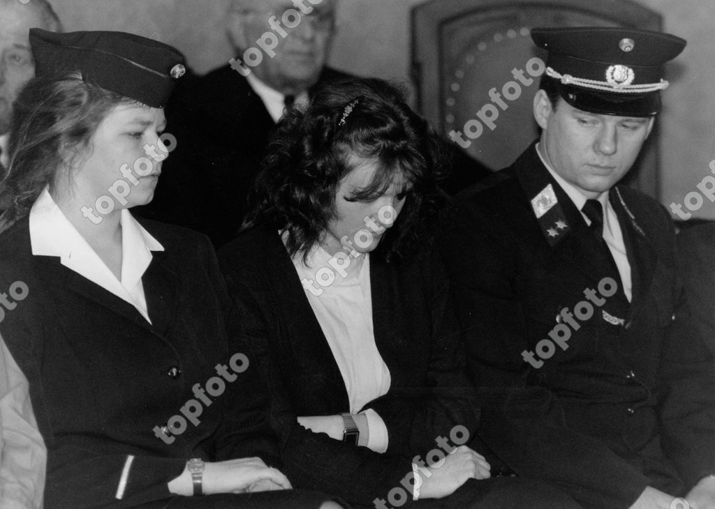 Lainz trial (murder trial against the > Angels of Death of Lainz <) in the  Vienna Regional Court. With the accused nurse Irene Leidolf. 28 February  1991. Photograph. - TopFoto