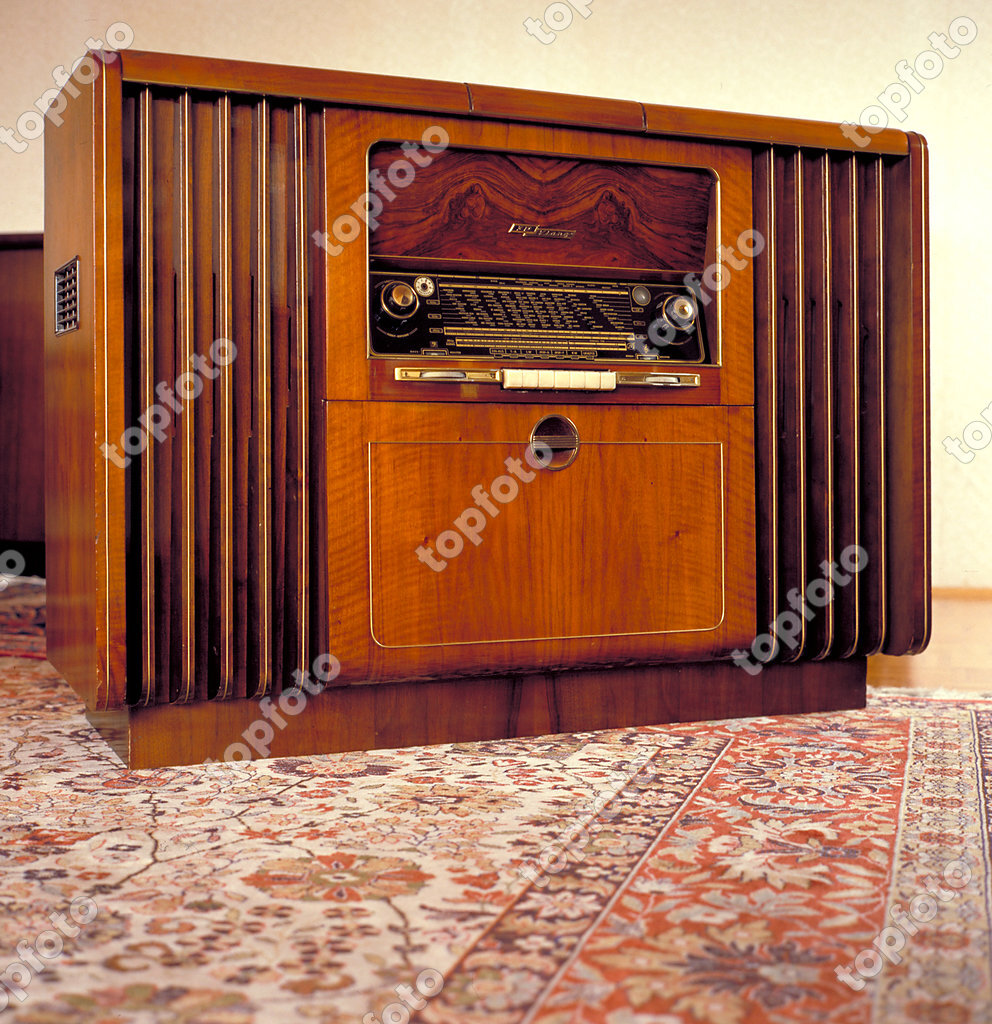 A music chest from Grundig. [automated translation] (Date created:  01.01.1950-31.12.1959) - TopFoto