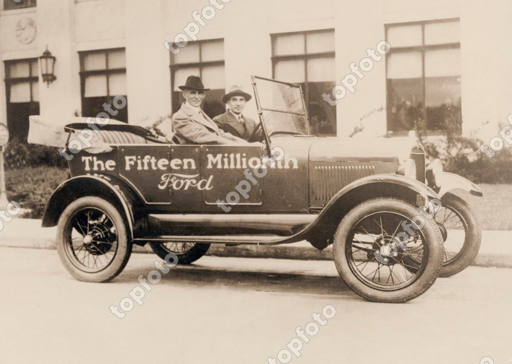 The Fifteen Millionth Ford: Der Amerikanische Automobilindustrielle Henry  Ford Und Sein Sohn Edsel Im 15Millionsten Ford-Automobil. Detroit.  Photographie. 1930. <E>The Fifteen Millionth Ford. The American  Industrialist Henry Ford And His Son Edsel