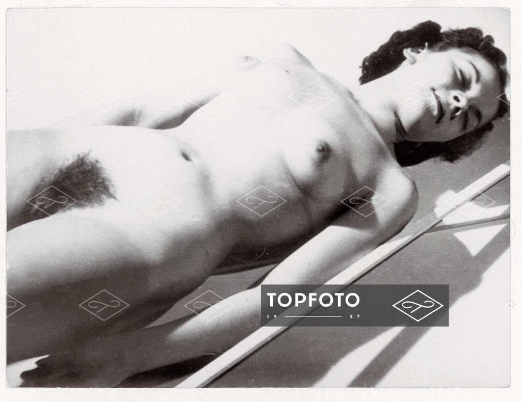 Snapshots. Young woman poses nude for the photographer. Germany.  Photograph. 1930s. *** Local Caption *** 00198606 - Topfoto Image Archive