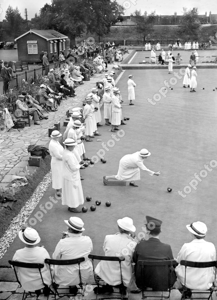 WOMEN'S NATIONAL BOWLING CHAMPIONSHIPS OPEN IN LONDON Two hundred