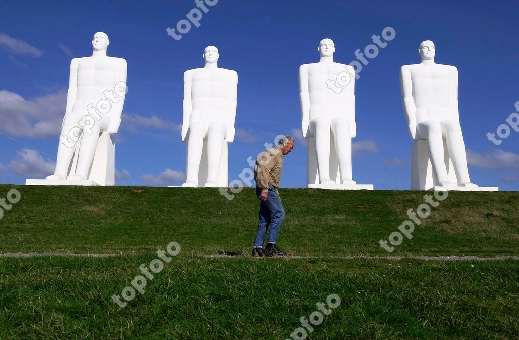metallisk brugerdefinerede Tilsvarende Sædding Strand ved Esbjerg. "Mennesket ved havet" af kunstneren Svend Wiig  Hansen, opstillet 1995. Skulpturen er 9 meter høj og udført i hvid beton.  De fire figurer sidder og ser ud over