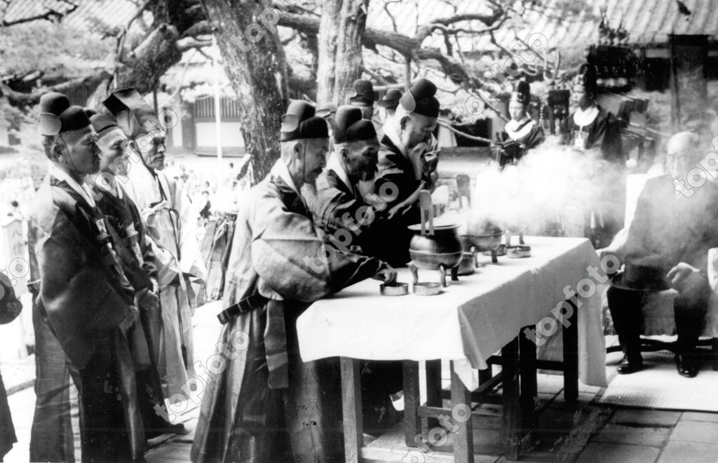 Confucianism : Burning incense at the tomb of deceased great scholars ...