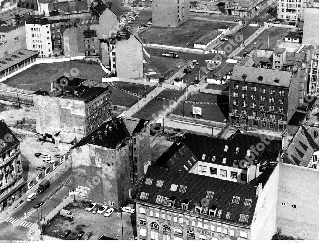 Deutschland Ddr Berlin Blick Auf Den Auslanderubergang Friedrichstrasse Checkpoint Charlie Luftaufnahme 1966 English Germany Gdr Berlin Border Crossing At Checkpoint Charlie Aerial View 1966 English Topfoto