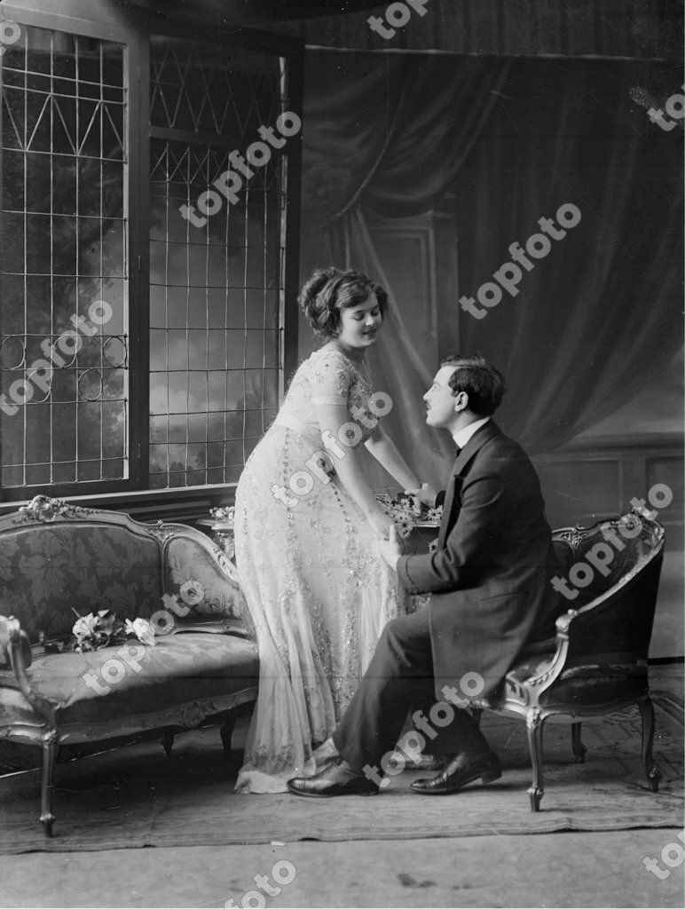 Couple D Amoureux Carte Postale Fantaisie Vers 1910 Romantic Couple Postcard Around 1910 Topfoto