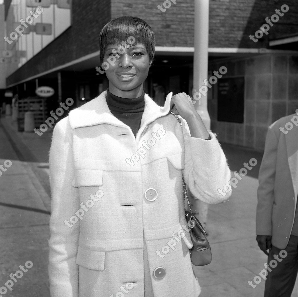 MAE MERCER US BLUES SINGER AT LONDON AIRPORT / ; 15 MAY 1964 - Topfoto ...